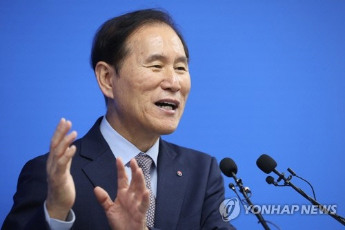 김동섭 석유공사 사장이 지난 6월 브리핑하는 모습. 연합뉴스